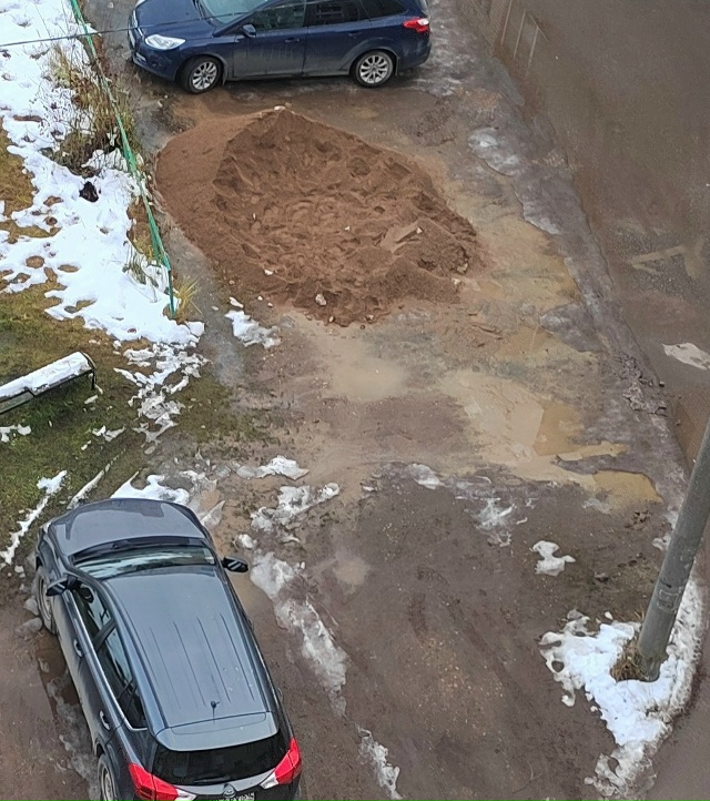 И так парковочных мест не хватает, так насыпали песка и...