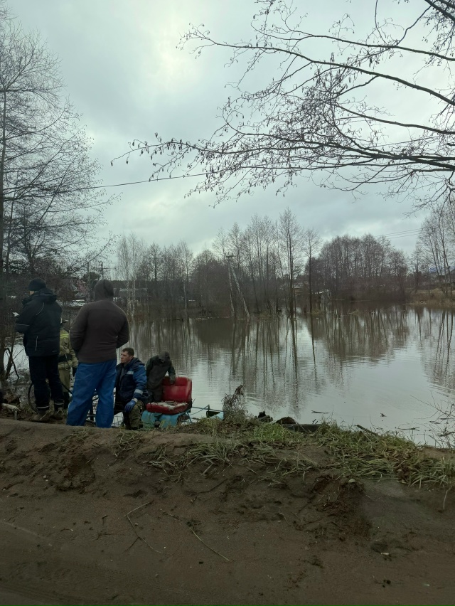 Топит светлушку, переливают воду через дамбу