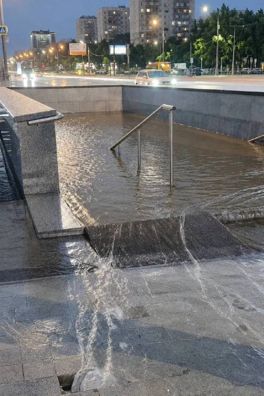 💧 Москву снова затопит уже завтра
По прогнозам, завтра обрушатся сильные ливни и гроза. Осадки буд
