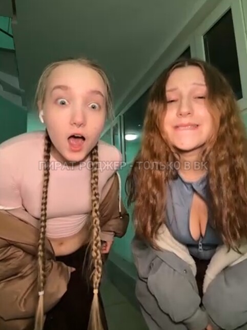 В подъезде бабки устроили скандал из за двух студенток...