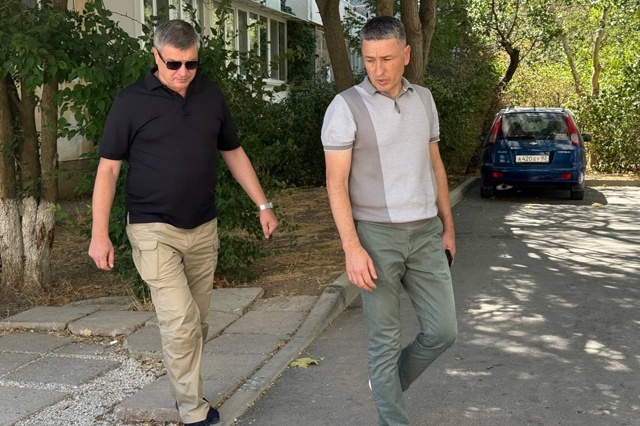 Вместе с представителем департамента городского хозя?...