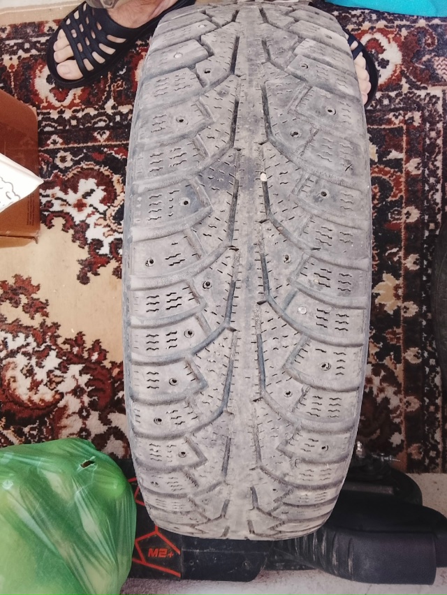 Продам зимнюю резину, 175/65 R14, стояла на калине. Два балл?...