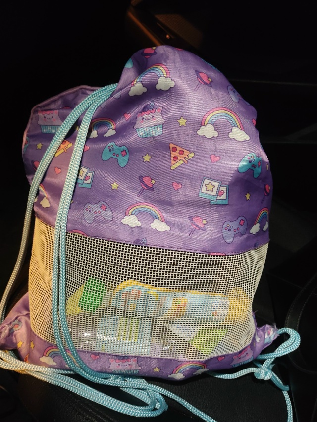 Кто-то оставил на детской площадке на экране, внутри сп...