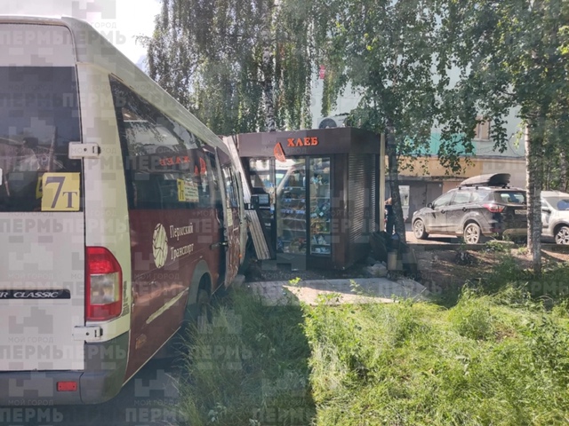 В Закамске автобус врезался в павильон с хлебом. ДТП на...