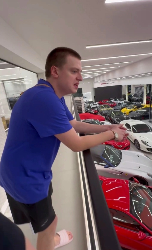 🤡 Долбоящер Руки-Базуки оформил в автомобиле очередн?...