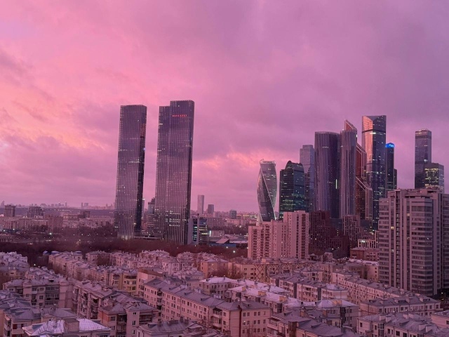 Ранним утрoм мoсквичи наблюдали барби-рассвет 😍
