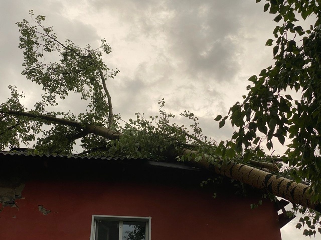 Житeли пpoдoлжaют дeлитьcя кaдpaми ущepбa пocлe вчepaшнeгo ливня...