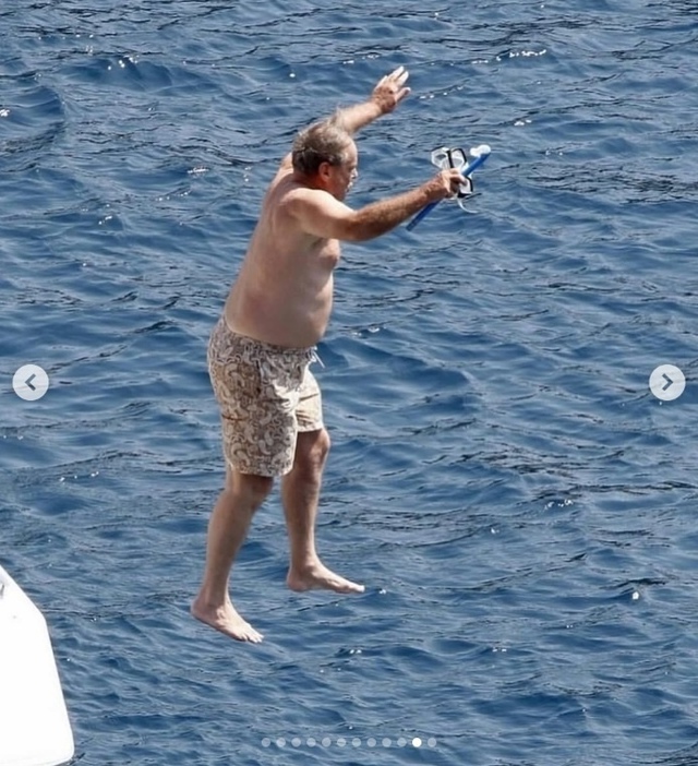 Наслаждается жизнью :)