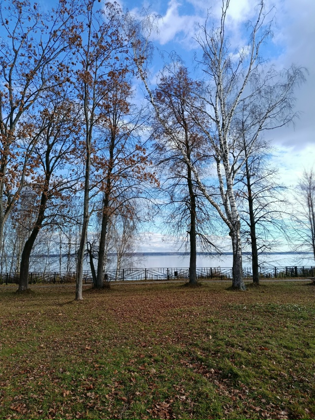 Чкаловск, 30. 10 25. Пановский сад и у ДК.