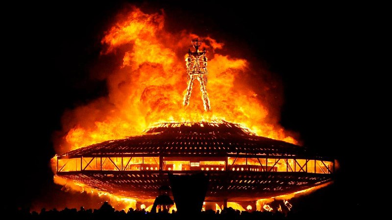 Во время сожжения главной фигуры на фестивале Burning Man произошло загадочное убийство в духе детек