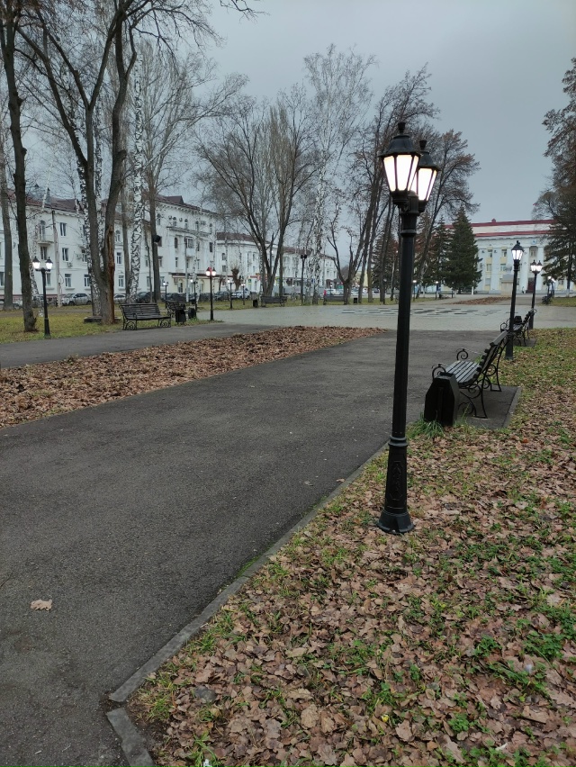 Время 10.24 утра, иду, вижу - сияют фонари возле Дома культ...