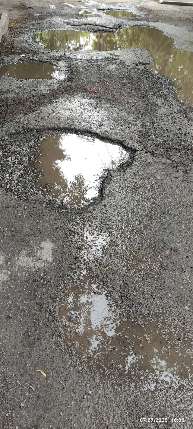 Вот такая дорога во дворе по пр.Победы30, вся выдавленна...