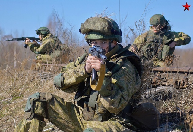 РАЗВЕДЧИКАМ... ☘️
Не звонка, не весточки,
И не sms...
Далек...