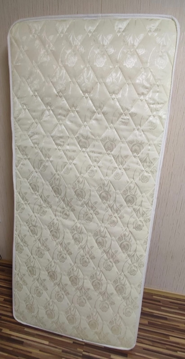 Продам новый матрас,90×2м,тел.89058169699.
