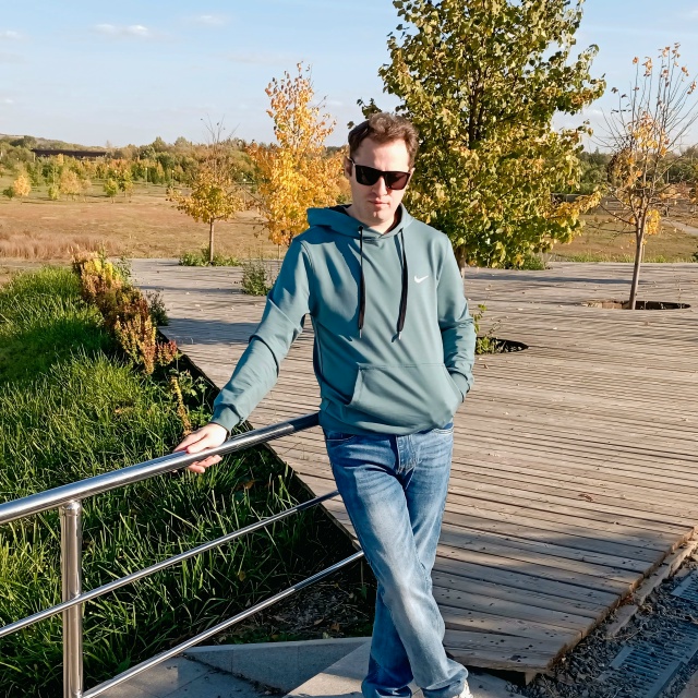 Осень для меня это дежавю,
Сыплет под ноги яркую листв?...