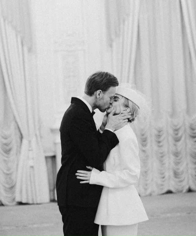 Элегантный образ невесты 👰
А эта шляпка – настоящая ?...