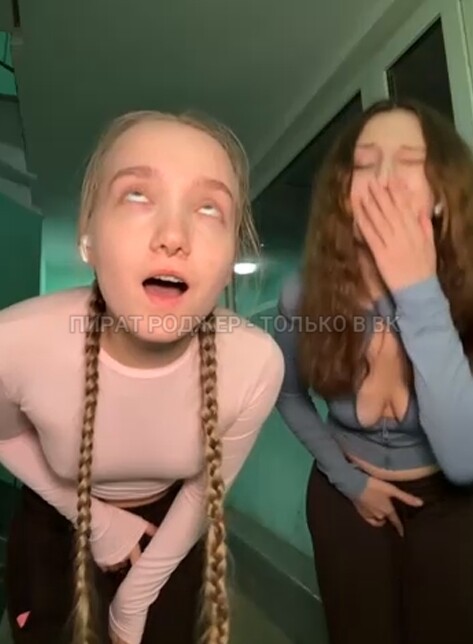 В подъезде бабки устроили скандал из за двух студенток...