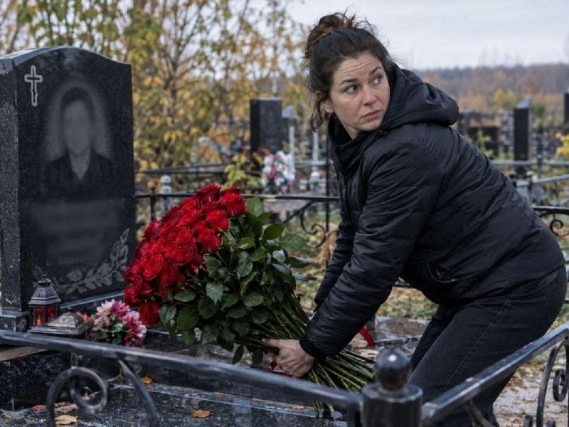 Жительница Алтая украла с могилы 96 роз ради красивых фоточек.
Букет оставил вдовец, который неско