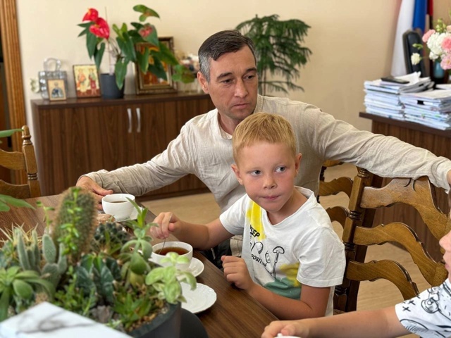 Помните я публиковала ролик, где два мальчика👬 убирал...
