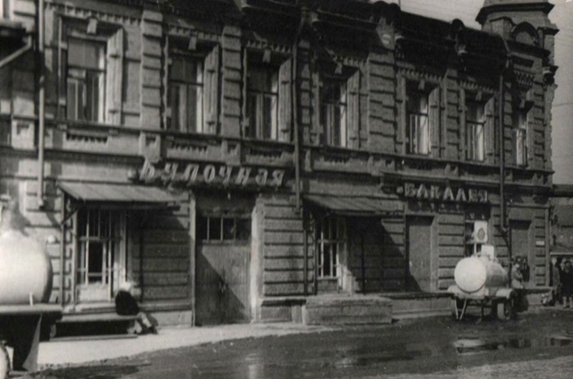 Кто помнит, что продавали в этих бочках?
Пиво или квас? ...