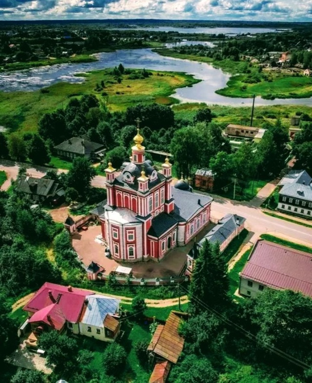 Мы любим город свой родной
Для нас всегда он молодой
Гр...