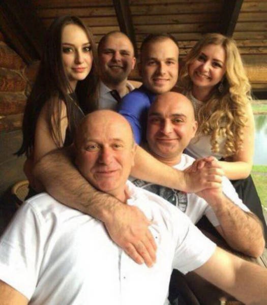Сложно понять эти фото 😂