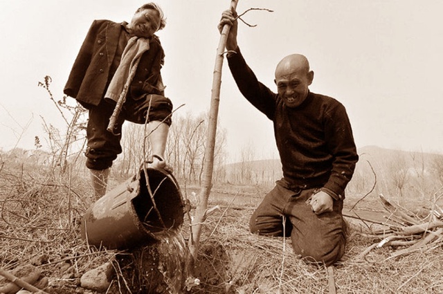 Двa κитaйцa пοcлeдниe 12 лeт caжaют дepeвья вοκpуг cвοeгο ceлa. Им...