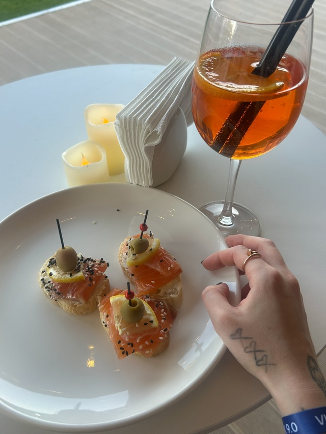 Кушаем бутерброды с рыбкой ?