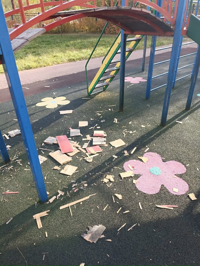 Сегодня ночью разломали детскую горку на стадионе гим?...