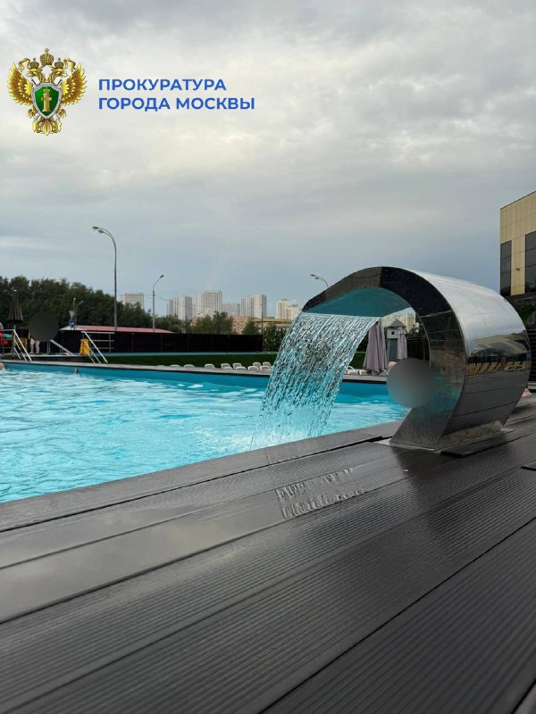 В Москве длинные волосы 12-летней девочки засосало в трубу под водой в бассейне развлекательного ком