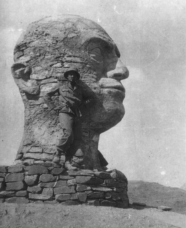 Монумент Бенито Муссолини, находившийся неподалёку от...