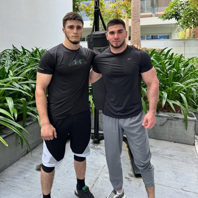 🤝Асхаб Тамаев вместе со своим братом Хизиром
«Челове...