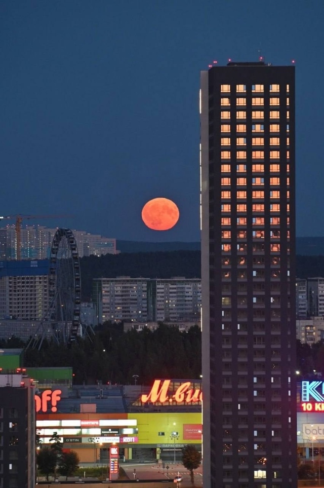 «Оленья луна» в Екатеринбурге 🌕
📷 Владимир Задумин