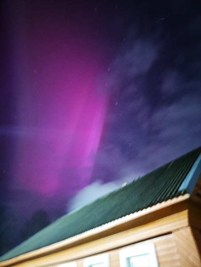 Утреннее сияние в Окуловке.
12 ноября, 6 утра.
Сори за ка...