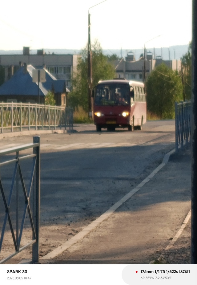 Он так и не доехал до конечной и так люди и стояли ждали...