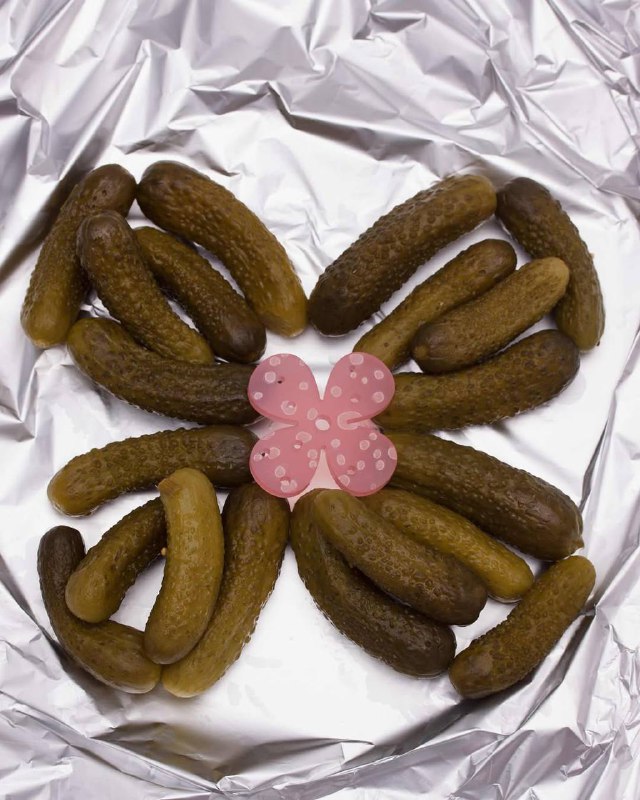 Лол, бренд alvaar выпустил подвеску-брелок в виде обрезанной колбасной попки. Цена — 1 500₽.
Даже к