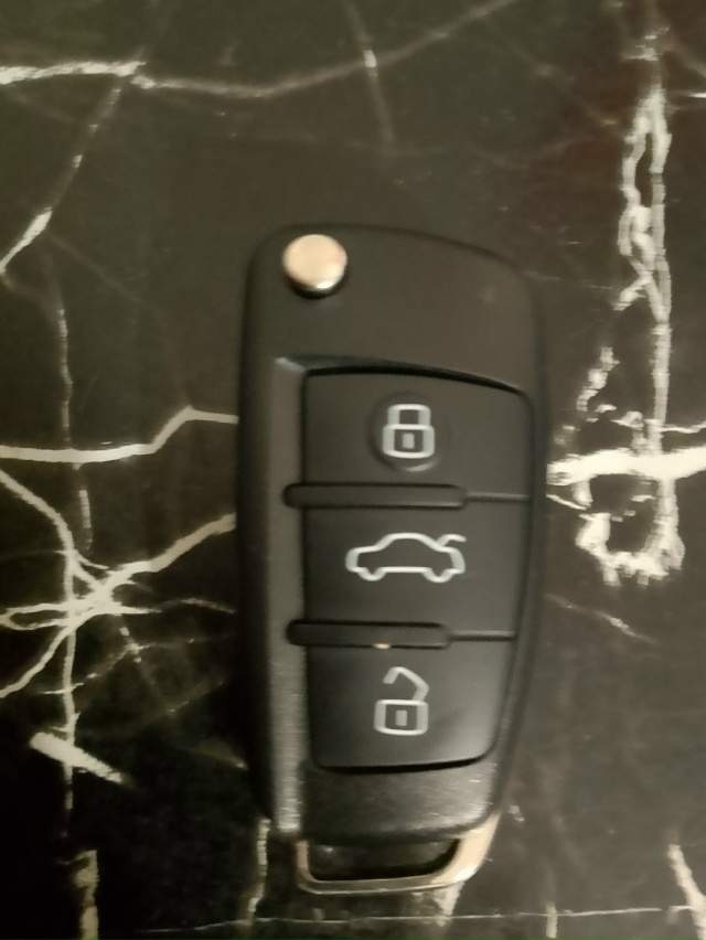 Нашел ключи отдам хозяину(нашел у магазина нива)