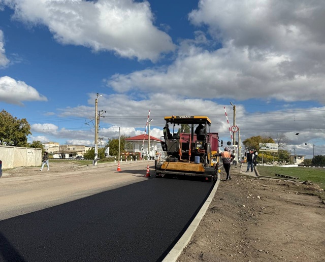 Сегодня приступили к укладке выравнивающего слоя доро...