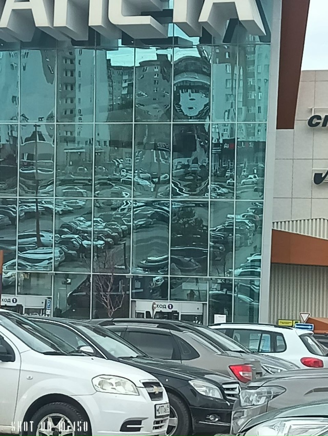 Отражение в стекле ТЦ Планета, силуэт лица