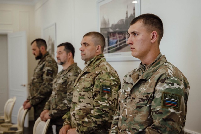 🎖Хинштейн вручил госнаграды трем добровольцам отряд?...