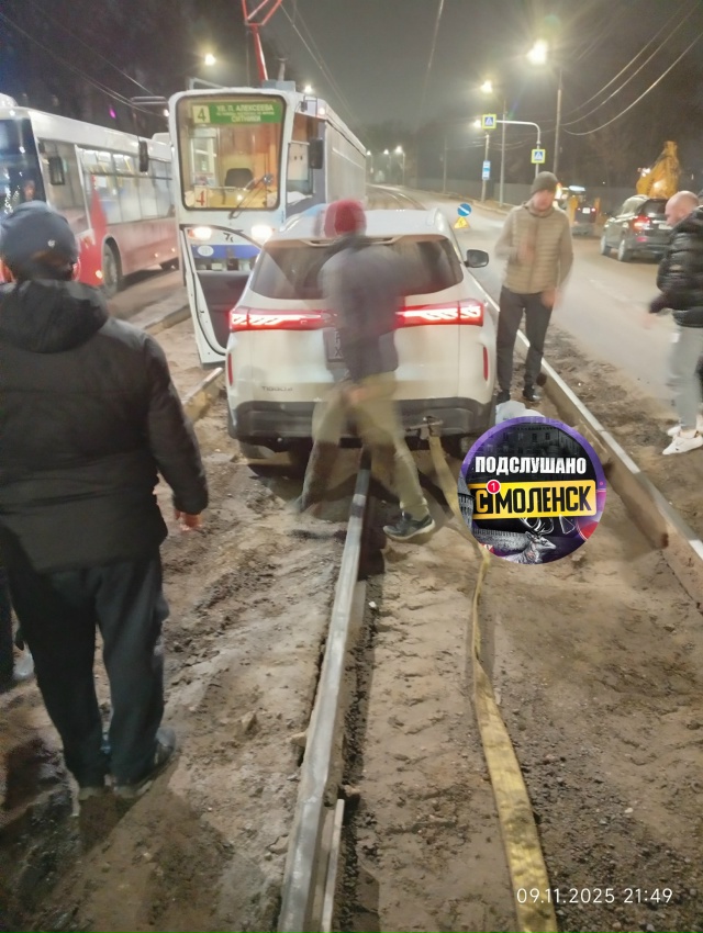 👉В Смоленске легковушка перекрыла движение трамваев,...
