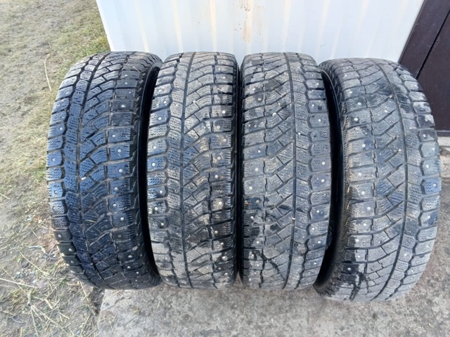 Продам зимнюю резину Viatti 185/65 R15. Комплект 4000. Телефон 8922...