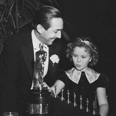 Ширли Темпл вручает Уолту Диснею один большой «Оскар» ...