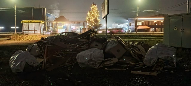 Не санкционированная свалка мусора и стоянка транспор...