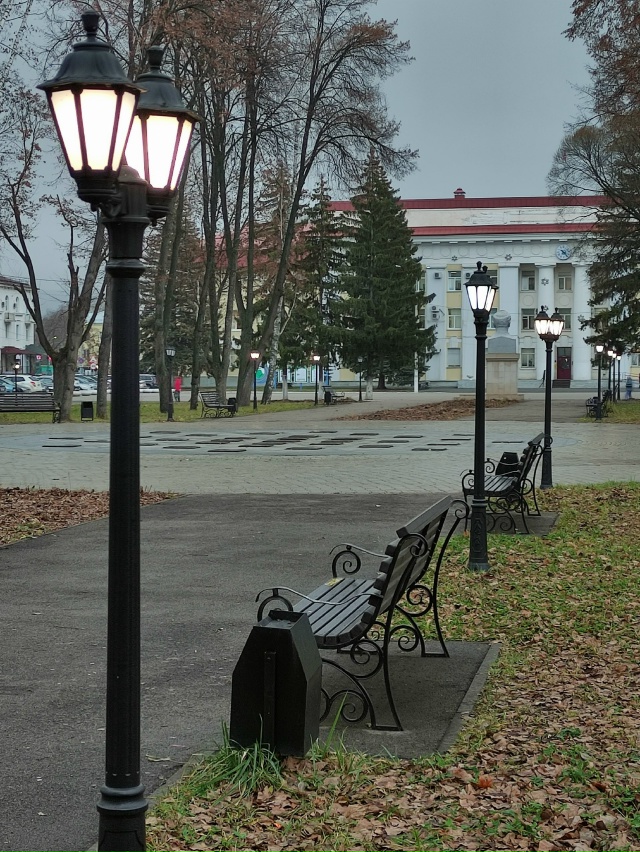 Время 10.24 утра, иду, вижу - сияют фонари возле Дома культ...