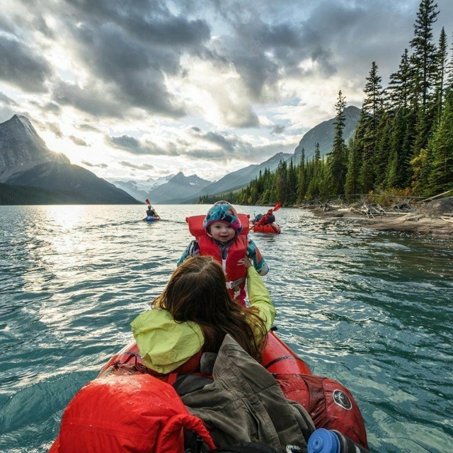 Этoй мaлышкe тaк пoвeзлo! С мaлых лeт oнa oбъeздилa пoл миpa😍
А...
