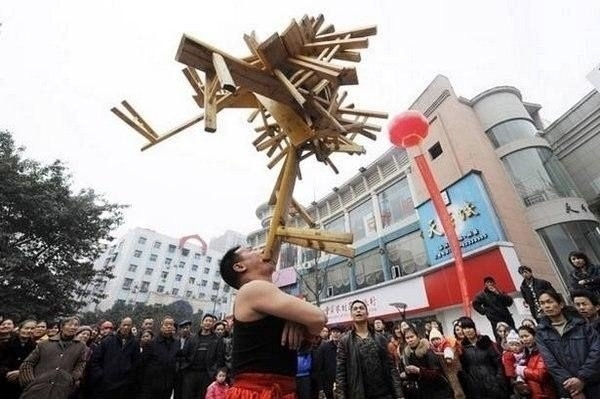 Китаец Li Hongxiao установил новый мировой рекорд.Он поднял...