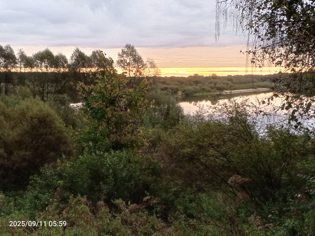 Первый луч
Я встану утром на угоре -
Там первый луч про?...