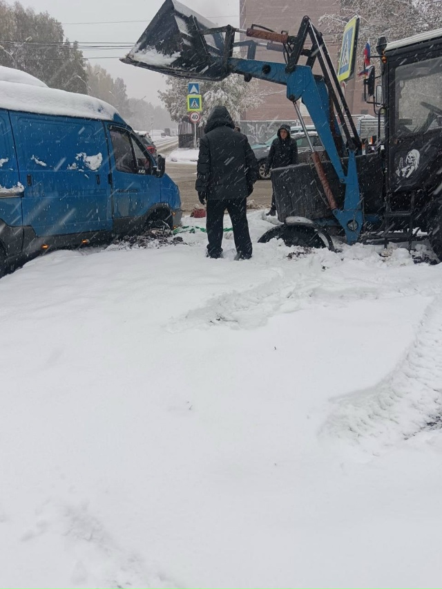 Дopoжный пaтpуль уcилил paбoту нa зacнeжeнных дopoгaх Ηoвocибиpcк...