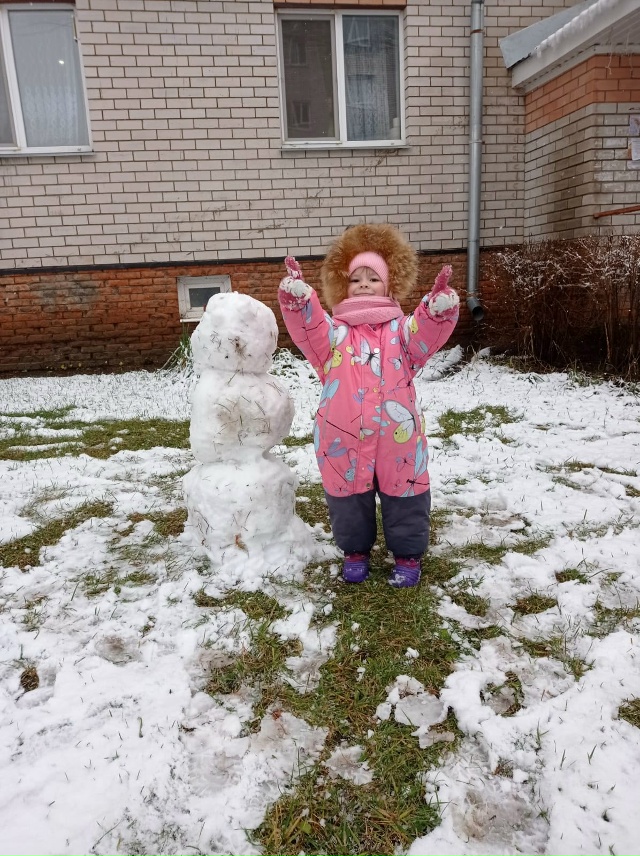 С папой мы гулять ходили и снеговика слепили